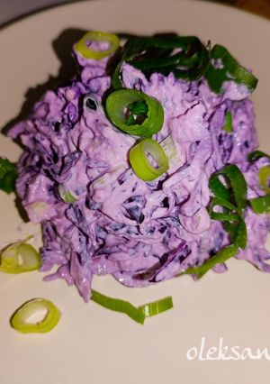 Салат з синьою капустою, вареною ковбасою та зеленою цибулею