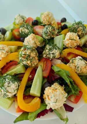 Салат з сирними кульками