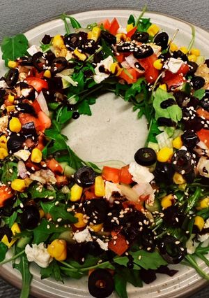 Салат з руколою, сиром фета та оливками