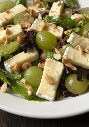 Салат з сиром брі та виноградом
