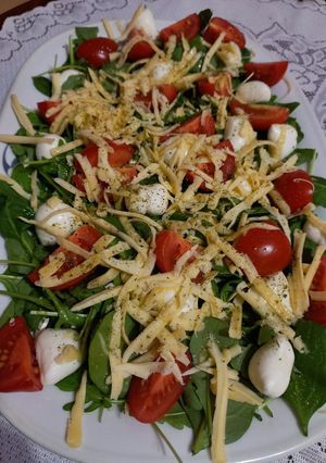 Салат з руколою та помідорами чері