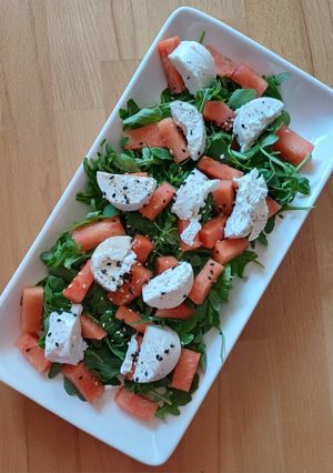 Салат з руколою та кавуном