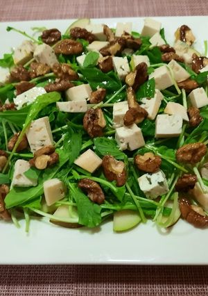 Салат з руколи, груші з волоськими горіхами і сиром з блакитною цвіллю