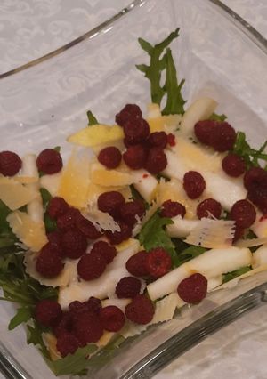 Салат з руколою, грушею та малиною