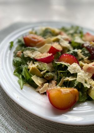 Салат з руколою, карамелізованими сливами, грецькими горіхами, сиром і авокадо