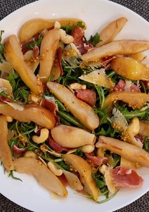 Салат з руколою та карамелізованою грушею