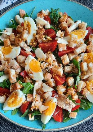Салат з руколою, курячим філе, томатами, сухариками та яйцями