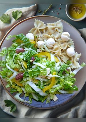 Салат з солодким перцем, оливками, бринзою та пекінською капустою з базиліком та олією