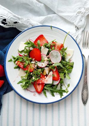 Салат з руколи, редиски та полуниці