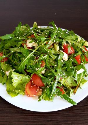 Салат з руколи та листя салату