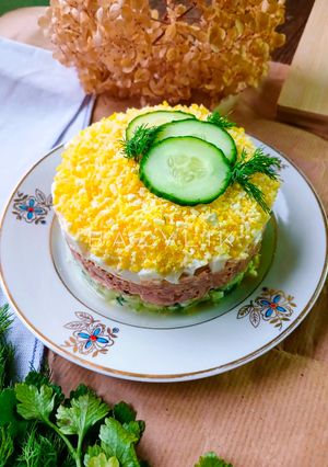 Салат з тунцем, огірком і яйцем