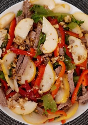 Салат з телятиною та грушею