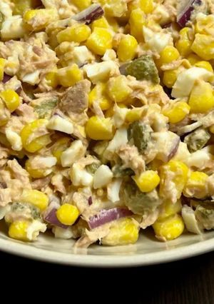 Салат з тунцем та маринованими огірками