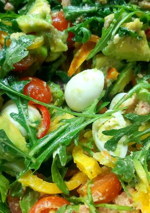 Салат з тунцем та перепелиними яйцями