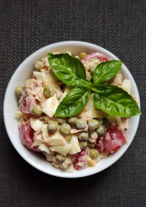 Салат з тунцем та помідорами