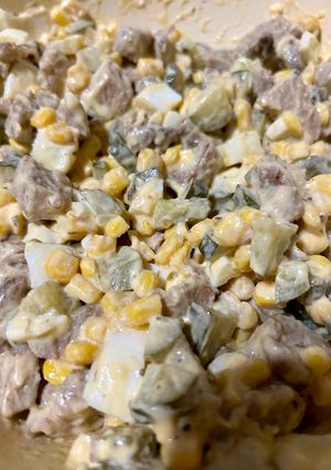 Салат з стегна індички та маринованих огірків