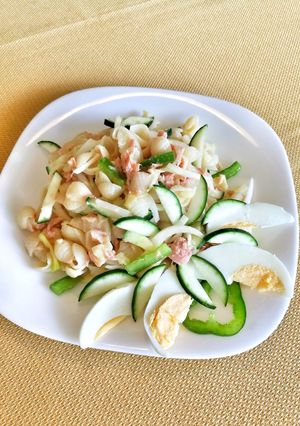 Салат з тунцем, маринованою цибулею та яблуком