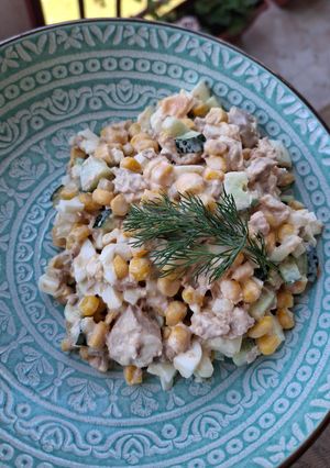 Салат з тунцем і кукурудзою