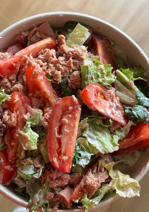 Салат з тунцем і зеленню