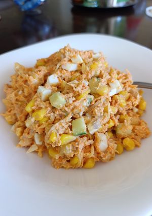 Салат з тунцем і овочами