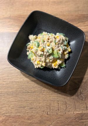 Салат з тунцем з сирною заправкою