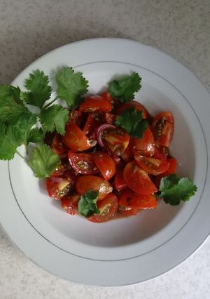 Салат з томатів чері