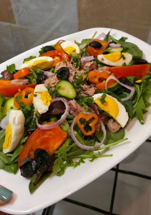 Салат з тунцем і свіжими овочами