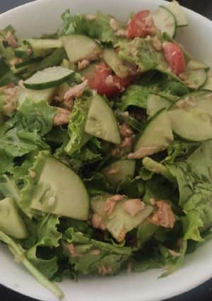 Салат з тунцем і соусом теріякі