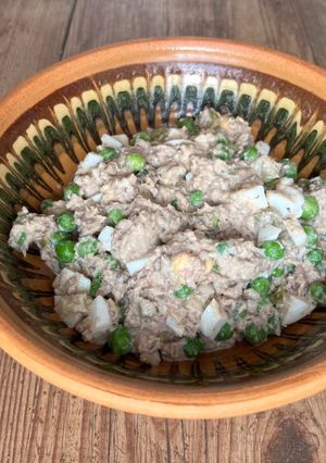 Салат з тунцем і горошком