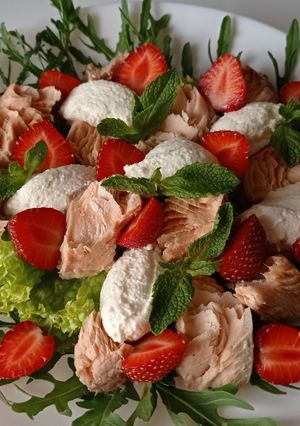 Салат з червоною рибою та полуницею