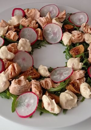 Салат з червоною рибою, редискою, руколою та інжиром