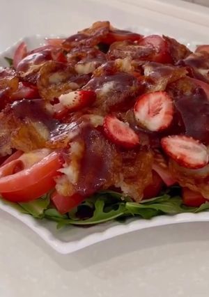 Салат з халумі і руколою