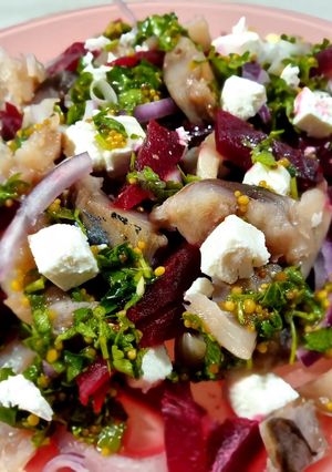 Салат з фетою, буряком і скумбрією