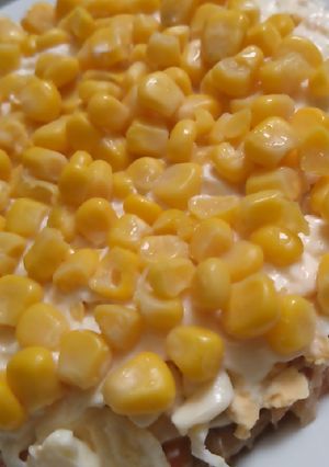 Салат з червоною рибою та кукурудзою