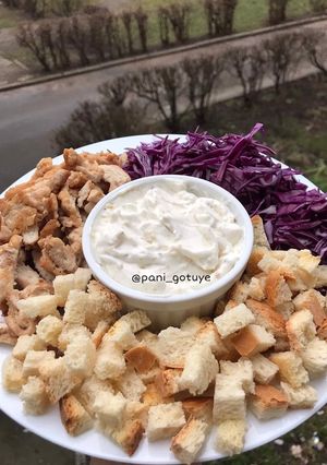 Салат з червоноголової капусти з куркою та сухариками