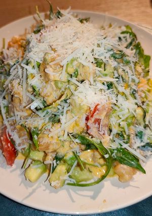 Салат з червоною рибою та креветками