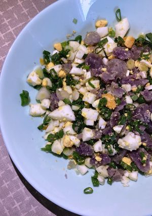 Салат з фіолетовою картоплею і яйцем