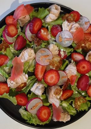 Салат з червоною рибою, редискою, полуницею, вершками, креветками та імбирем