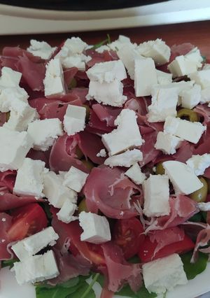 Салат з хамоном та фетою