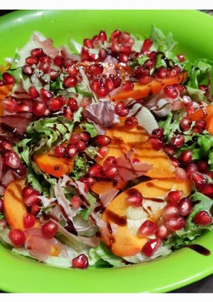 Салат з хамоном, хурмою і гранатом