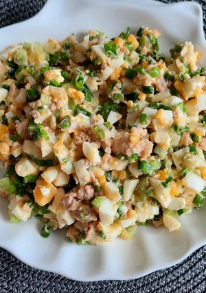 Салат з яйцем, зеленою цибулею та печінкою тріски