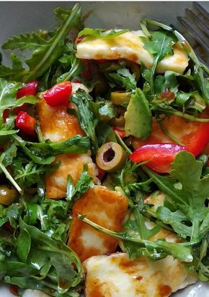 Салат зі смаженим халлумі