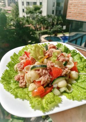 Салат зі свіжих овочів, з тунцем та макаронами