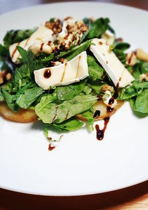 Салат зі свіжою зеленню, карамелізованою грушею і сиром Камамбер