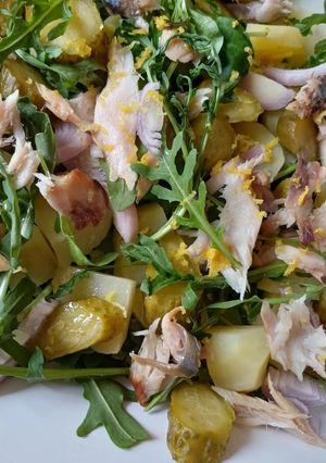 Салат зі скумбрією та лимонною цедрою