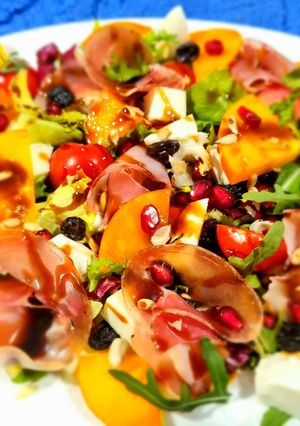 Салат з яскравою хурмою і ніжною моцарелою