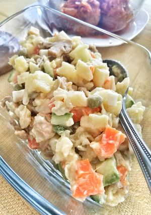 Салат зі смаженими грибами та маринованими кабачками