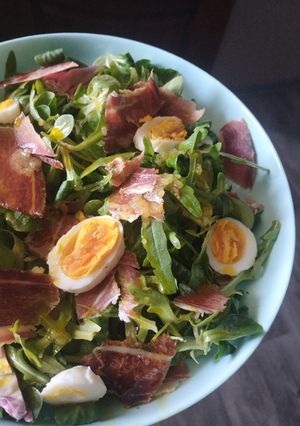 Салат з яйцем і хамоном