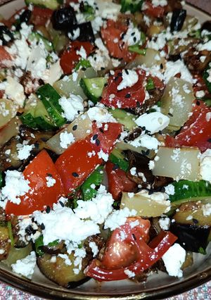 Салат зі смаженими баклажанами, свіжими овочами та фетою