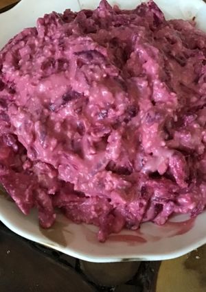 Салат зі свіжого буряка та сиру